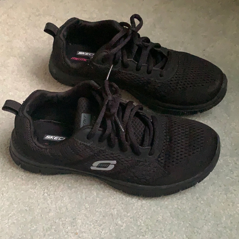 Skechers - memory foam all black sneakers